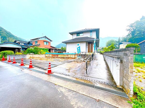 【リフォーム中】駐車場の写真です。3台駐車可能です。（車種による）