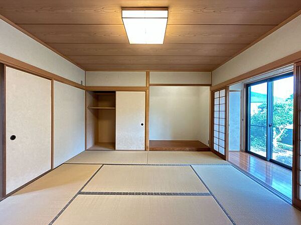 【リフォーム中】1階東側約8帖和室の写真です。