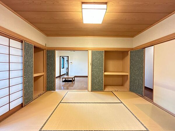 【リフォーム中】1階南側約6帖和室の別角度の写真です。