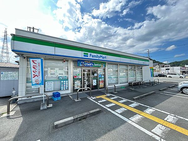 ファミリーマート日高町岩中店。徒歩19分。 1500m
