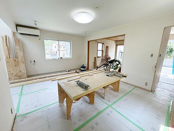 【リフォーム中】17.75帖のリビングです。床はフロア張替え、壁天井クロス張替えを行います。照明器具も新品交換します。