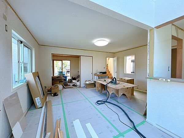 【リフォーム中】17.75帖のリビングです。床はフロア張替え、壁天井はクロス張替えを行います。照明器具も新品交換します。