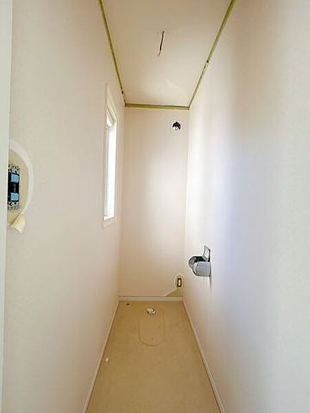 【リフォーム中】2階トイレです。温水洗浄機能付きのトイレに新品交換します。床はフロア張替え、壁天井クロス張替えを行います。