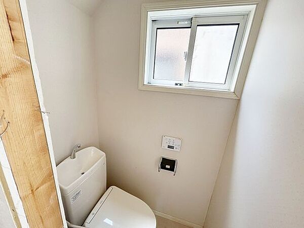 【リフォーム中】1階トイレです。温水洗浄機能付きのトイレに新品交換します。床はフロア張替え、壁天井クロス張替えを行います。