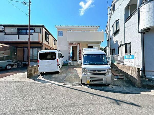 【リフォーム中】外壁は塗装仕上げになります。現在は奇抜な外壁色ですが塗装後はクリーム系になる予定です。