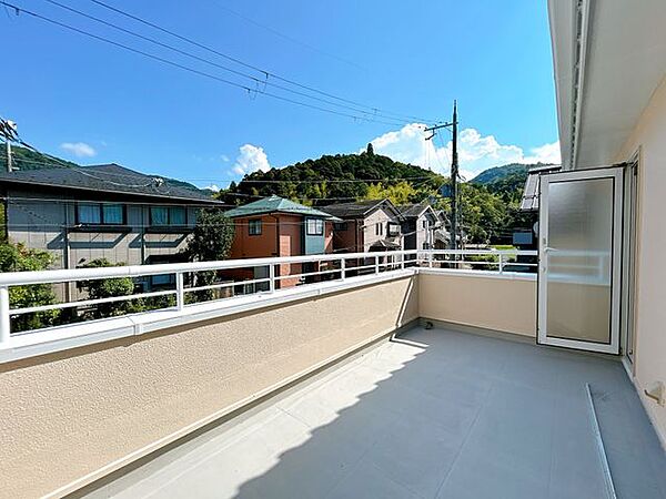 【リフォーム中】バルコニーです。床面は防水塗装を行います。