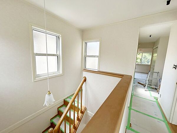 【リフォーム中】2階廊下です。床はフロア張替え、壁天井はクロス張替えを行います。