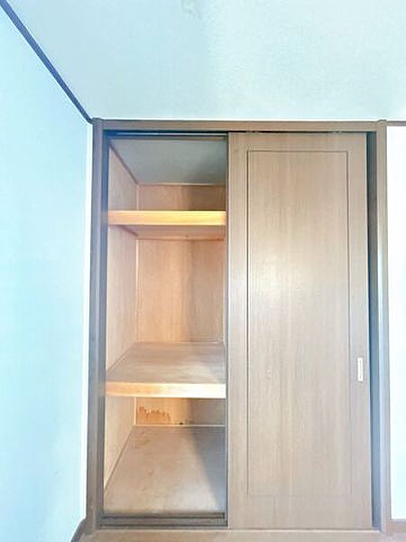【リフォーム中】2階北東側約8帖洋室の収納写真です。