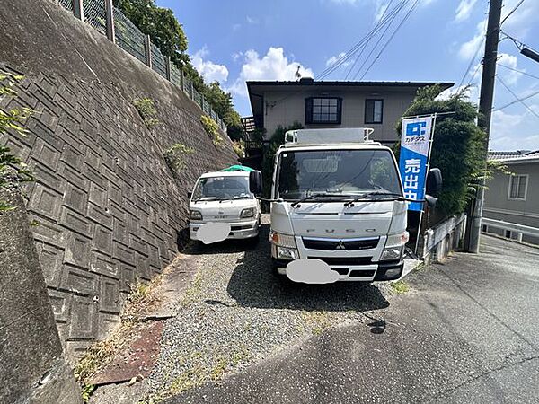 【リフォーム中】駐車場です。普通車が停められるスペースがございます。