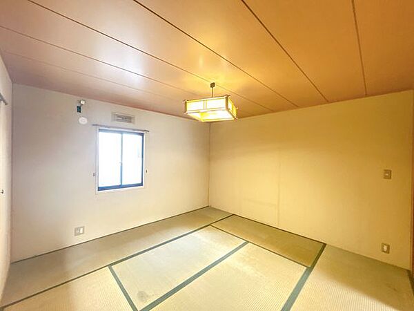 【リフォーム中】2階北西側約8帖和室の写真です。