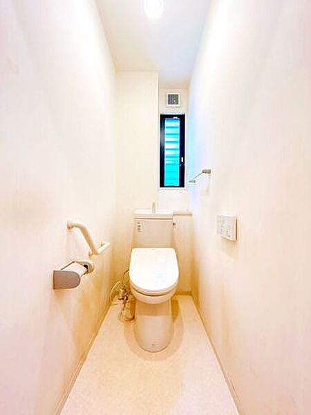 【リフォーム中】1階トイレです。トイレ交換を行う予定です。2階にもトイレがありますので、ご家族が多くても安心です。