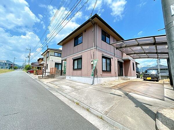 【リフォーム中】外観の写真です。普通車4台駐車可能です。青空が広がる閑静な1種低層のエリアです。