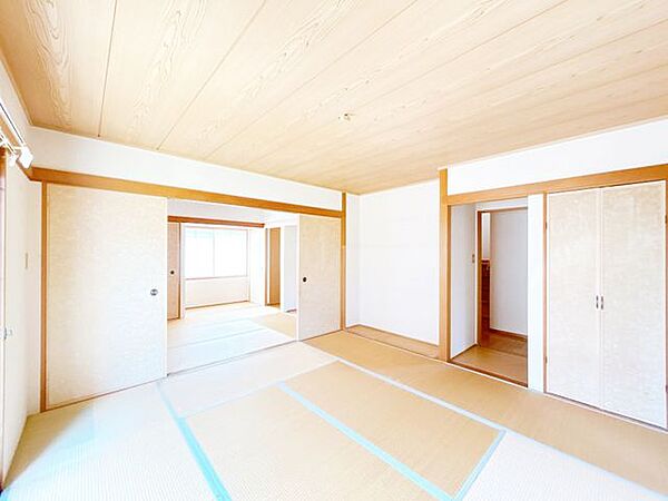 【リフォーム中】1階リビングの写真です。和室をリビングに変更予定です。クロスの張替えを行う予定です。