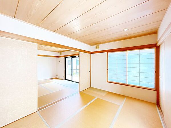 【リフォーム中】1階6畳西側の和室の写真です。畳の表替え、クロスの張替えを行う予定です。