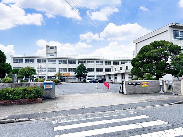 西脇市立重春小学校まで1300mです。（徒歩およそ17分）