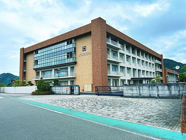 西脇市立西脇南中学校まで900mです。（徒歩およそ12分）