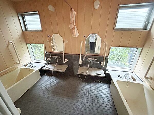 浴室です。2人以上同時に入れますね。