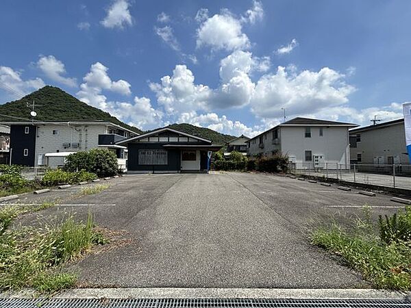 外観です。駐車場は普通車が6台以上停められます。