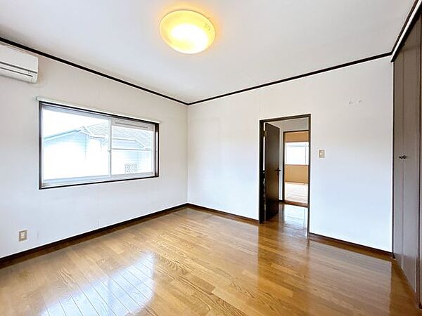 【現況販売】西側8帖洋室の写真です。市街地が近くお散歩やショッピングが楽しくなるエリアです。