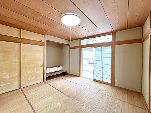 【現況販売】1階8帖和室の写真です。客間として利用するのもいいですね。