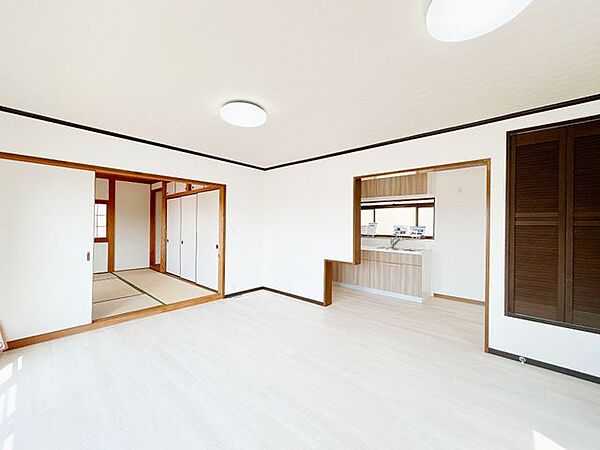 【リフォーム済み】2階リビングです。フロアタイル重ね張り、壁のクロス張替、天井の塗装、建具のドアノブ交換、照明交換を行いました。