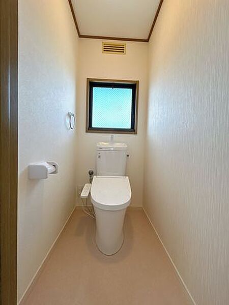 【リフォーム中済み】トイレは新品交換をし、壁と天井のクロス張替えを行います。