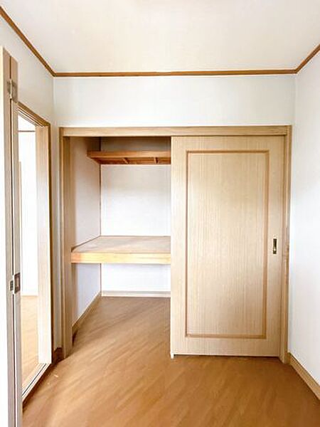 2階洋室にある2帖のウォークインクローゼットです。