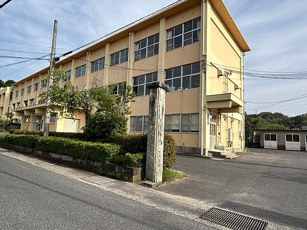 【周辺環境】西郷小学校まで1200ｍ（徒歩約15分）
