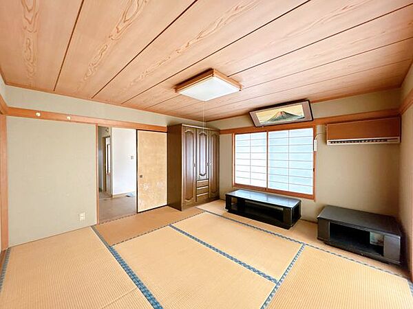 1階8帖和室です。