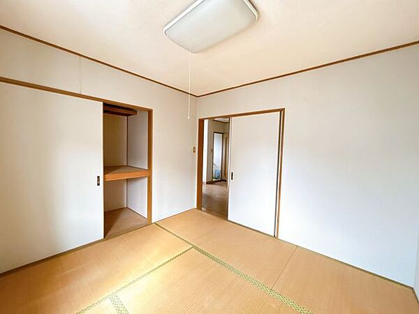 2階南西側4.5帖和室です。