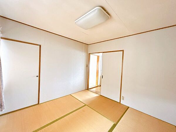 2階南東側4.5帖和室です。