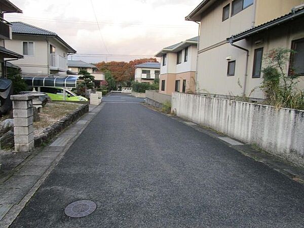 前面道路は幅員約6ｍです。