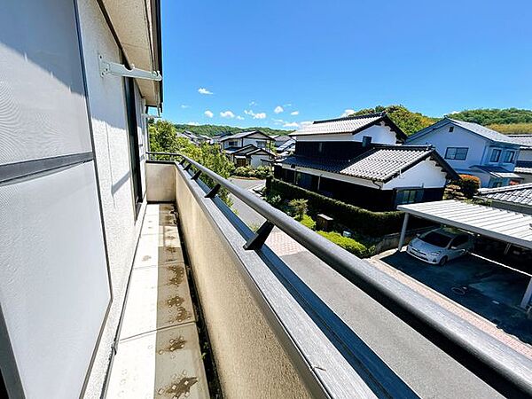 【リフォーム済】2階バルコニーです。クリーニングを行いました。物干し金具がついているので、晴れた日はお洗濯が捗りそうです。