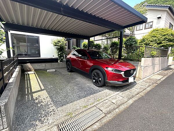 【駐車場】駐車場は2台分あります。山陰の生活に欠かせないお車を敷地内に停めておけるのは便利ですね。