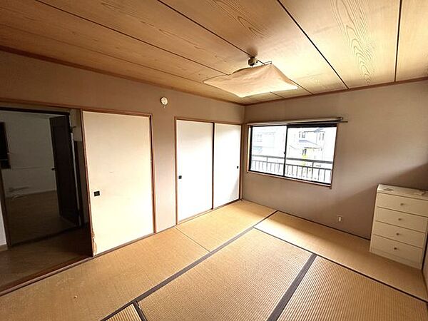 【リフォーム中 8/9撮影】2階6帖和室はどなたでも使いやすいように洋室に変更していきます。床はフローリング仕上を行います。