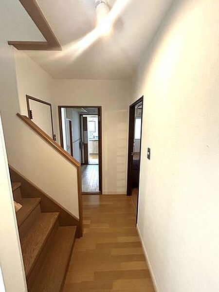 【リフォーム中  8/9撮影】1階廊下です。壁・天井のクロス張替え、床のフローリング重ね張りを行います。