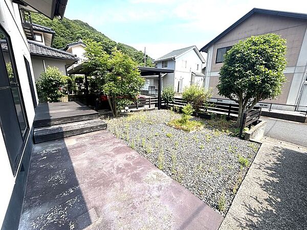【リフォーム中 8/2撮影】庭です。除草を行います。広々としたスペースがありますので、ご家族で楽しんでいただけますね。