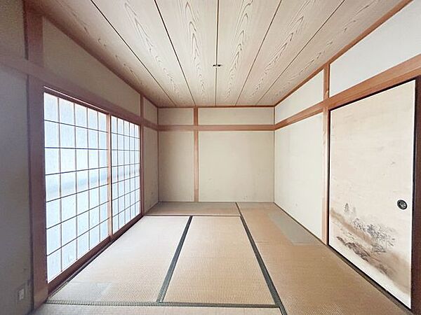 続き間の和室は約15帖のLDKに変更予定です。南向きの掃き出し窓を活かし、たっぷりと陽の光が入るLDKに仕上げていきます。