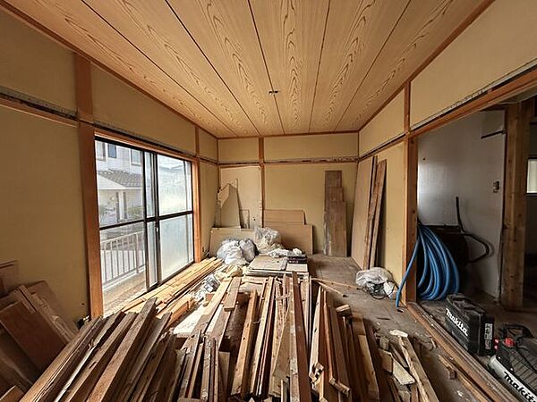 【リフォーム中 9/17撮影】続き間の和室は約15帖のLDKに変更予定です。南向きの掃き出し窓を活かし、たっぷりと陽の光が入るLDKに仕上げていきます。