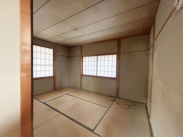 2階南側6帖洋室。畳は撤去しフローリング張替、壁と天井のクロス張替を行います。