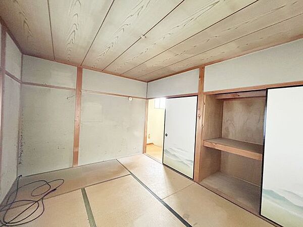 2階南側6帖洋室別アングル。収納はクローゼットにリフォームしていきます。
