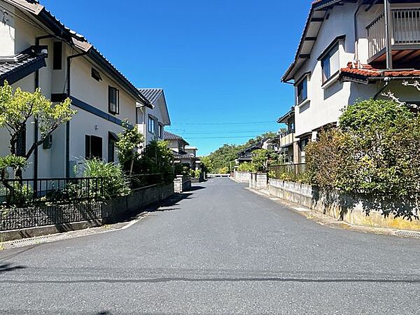前面道路です。住宅街なので車通りが少なく、お子様のいるご家庭でも安心してお住まい頂けそうです。