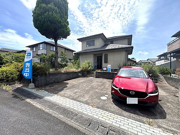 【リフォーム中 8/1撮影】駐車場は普通車2台駐車可能です。山陰の生活に欠かせないお車を敷地内に停めておけるのは便利ですね。