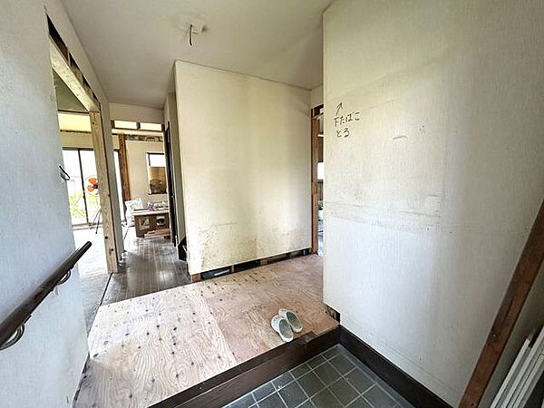 【リフォーム中 8/1撮影】玄関内観です。シューズボックスは新品交換を行います。お履き物がすっきり収まりますね。