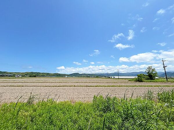 建物東側にはのどかな田園風景が広がります。