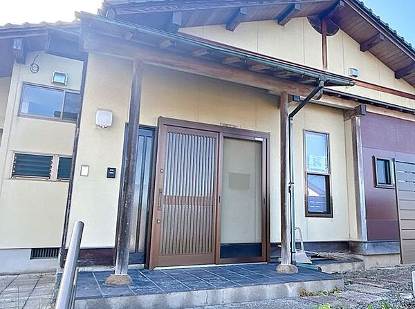 【リフォーム済】玄関外観です。鍵交換を行いましたので、次に住まわれる方も安心ですね。モニター付きインターホンも設置しております。