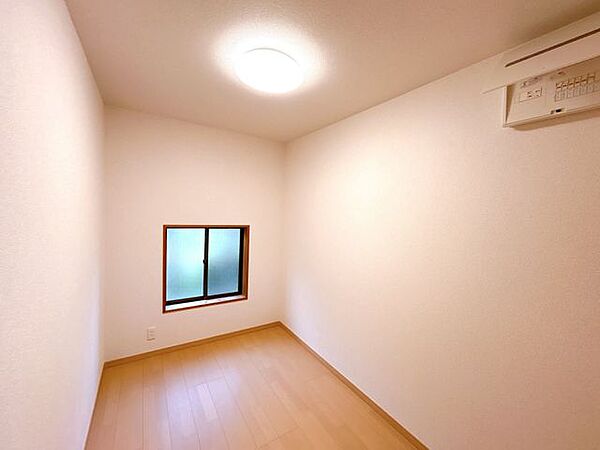 【リフォーム済】納戸がありますので、普段使わない家電等のお荷物も、収納に困りません。壁・天井のクロス張替え、床のフローリング重ね張りを行いました。