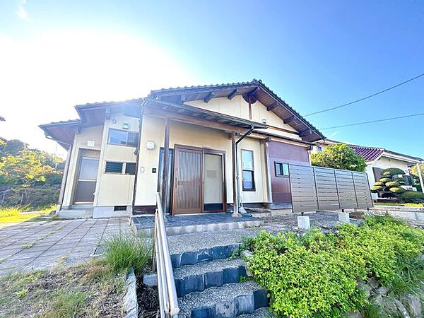 【リフォーム済】外観の別アングルです。ユニットバス交換箇所は外壁塗装をしております。浴室の前には簡易的な目隠しフェンスを設置しております。