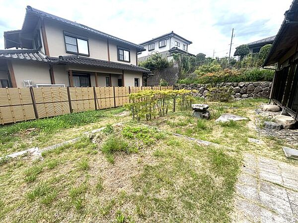 【リフォーム済】外観の別アングルです。外構の樹木伐採、除草を行いました。お庭が広いのでドッグラン等も検討できますね。