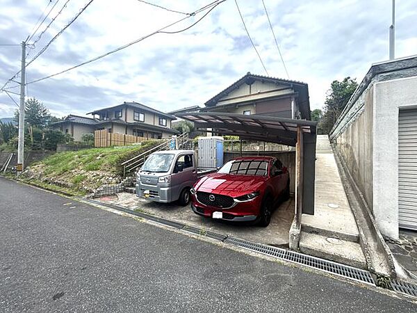 【リフォーム済】駐車場です。2台分駐車可能です。山陰の生活に欠かせないお車を敷地内に停めておけるのは便利ですね。